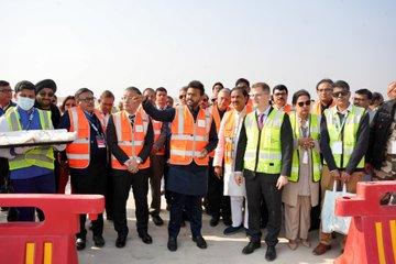 माननीय नागरिक उड्डयन मंत्री श्री राम मोहन नायडू जी ने नोएडा अंतर्राष्ट्रीय हवाई अड्डे पर पहली सफल परीक्षण उड़ान लैंडिंग देखी। माननीय नागरिक उड्डयन मंत्री श्री राम मोहन नायडू जी ने नोएडा अंतर्राष्ट्रीय हवाई अड्डे पर पहली सफल परीक्षण उड़ान लैंडिंग देखी।