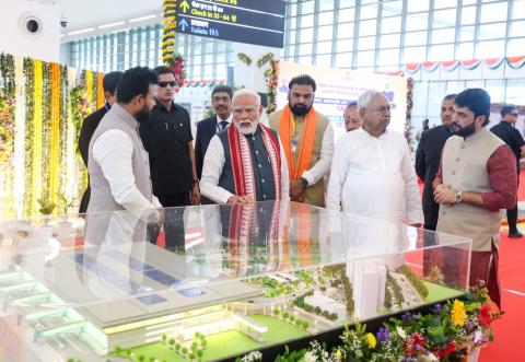 माननीय प्रधान मंत्री ने पटना हवाई अड्डे पर अत्याधुनिक नए टर्मिनल भवन का उद्घाटन किया, जिसे लगभग ₹1,200 करोड़ की लागत से विकसित किया गया है, जिससे हवाई अड्डे की वार्षिक यात्री हैंडलिंग क्षमता 1 करोड़ बढ़ जाएगी। माननीय प्रधान मंत्री ने पटना हवाई अड्डे पर अत्याधुनिक नए टर्मिनल भवन का उद्घाटन किया, जिसे लगभग ₹1,200 करोड़ की लागत से विकसित किया गया है, जिससे हवाई अड्डे की वार्षिक यात्री हैंडलिंग क्षमता 1 करोड़ बढ़ जाएगी।