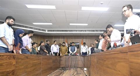 केंद्रीय नागरिक उड्डयन मंत्री श्री किंजरापु राम मोहन नायडू ने 14 जून, 2025 को नई दिल्ली के उड़ान भवन में अहमदाबाद में एयर इंडिया विमान दुर्घटना पर एक संवाददाता सम्मेलन को संबोधित किया और इस घटना पर गहरा दुख व्यक्त किया।