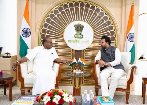 माननीय नागरिक उड्डयन मंत्री श्री राम मोहन नायडू ने नागरिक उड्डयन मंत्रालय में माननीय भारी उद्योग एवं सार्वजनिक उद्यम मंत्री श्री एच.डी. कुमारस्वामी जी से मुलाकात की।