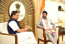 उनकी चर्चा असम में विमानन बुनियादी ढांचे को मजबूत करने और हवाई संपर्क बढ़ाने पर केंद्रित थी।