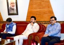 He personally interacted with the dedicated airport staff, accompanied by the MoCA Secretary and the AAI Chairman.