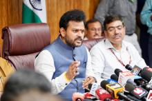 प्रेस ब्रीफिंग की शुरुआत उन लोगों की याद में एक मिनट के मौन के साथ हुई जिन्होंने अपनी जान गंवाई।