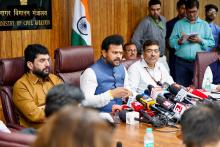प्रेस ब्रीफिंग की शुरुआत उन लोगों की याद में एक मिनट के मौन के साथ हुई जिन्होंने अपनी जान गंवाई।