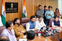 प्रेस ब्रीफिंग की शुरुआत उन लोगों की याद में एक मिनट के मौन के साथ हुई जिन्होंने अपनी जान गंवाई।