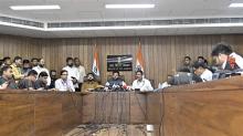 केंद्रीय नागरिक उड्डयन मंत्री श्री किंजरापु राम मोहन नायडू ने 14 जून, 2025 को नई दिल्ली के उड़ान भवन में अहमदाबाद में एयर इंडिया विमान दुर्घटना पर एक संवाददाता सम्मेलन को संबोधित किया और इस घटना पर गहरा दुख व्यक्त किया।