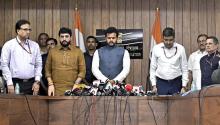 केंद्रीय नागरिक उड्डयन मंत्री श्री किंजरापु राम मोहन नायडू ने 14 जून, 2025 को नई दिल्ली के उड़ान भवन में अहमदाबाद में एयर इंडिया विमान दुर्घटना पर एक संवाददाता सम्मेलन को संबोधित किया और इस घटना पर गहरा दुख व्यक्त किया।