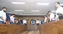 केंद्रीय नागरिक उड्डयन मंत्री श्री किंजरापु राम मोहन नायडू ने 14 जून, 2025 को नई दिल्ली के उड़ान भवन में अहमदाबाद में एयर इंडिया विमान दुर्घटना पर एक संवाददाता सम्मेलन को संबोधित किया और इस घटना पर गहरा दुख व्यक्त किया।